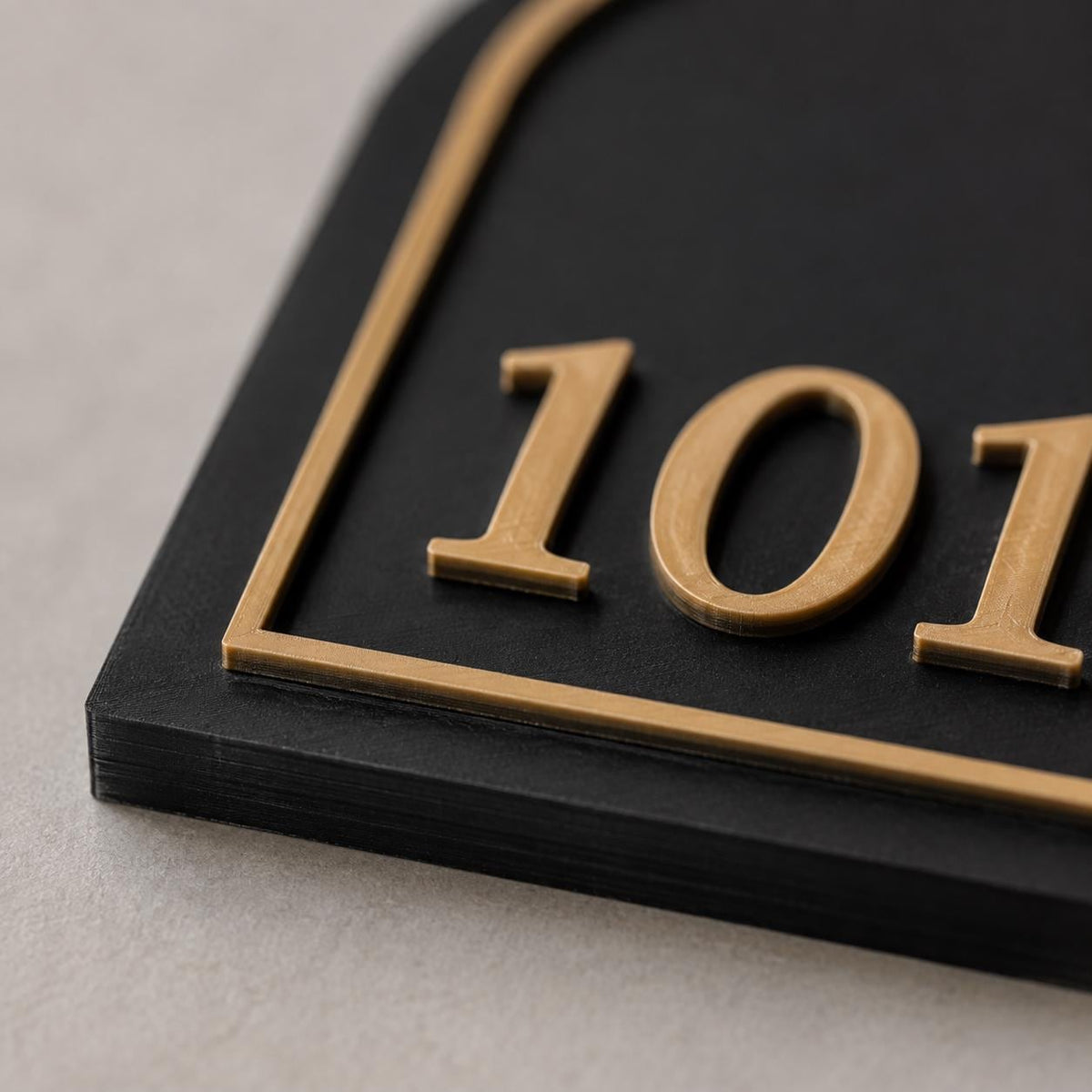 Set da 10 Targhe Numero Camera Personalizzate | Plexiglas Nero Satinato e Numeri 3D in PLA per Hotel e B&B