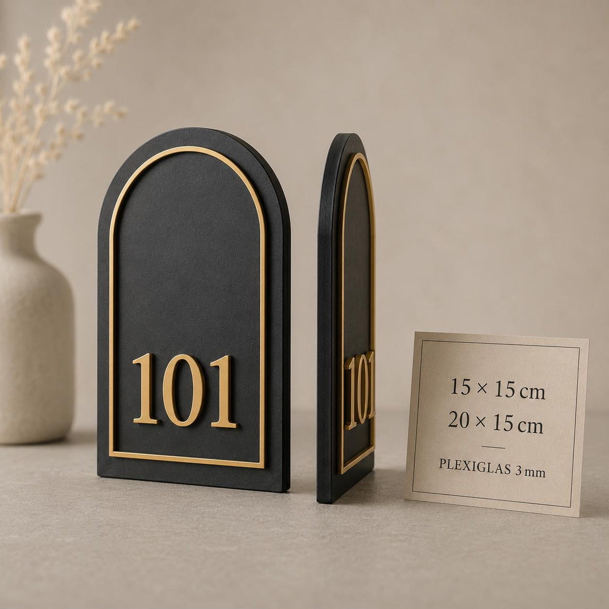Set da 10 Targhe Numero Camera Personalizzate | Plexiglas Nero Satinato e Numeri 3D in PLA per Hotel e B&B