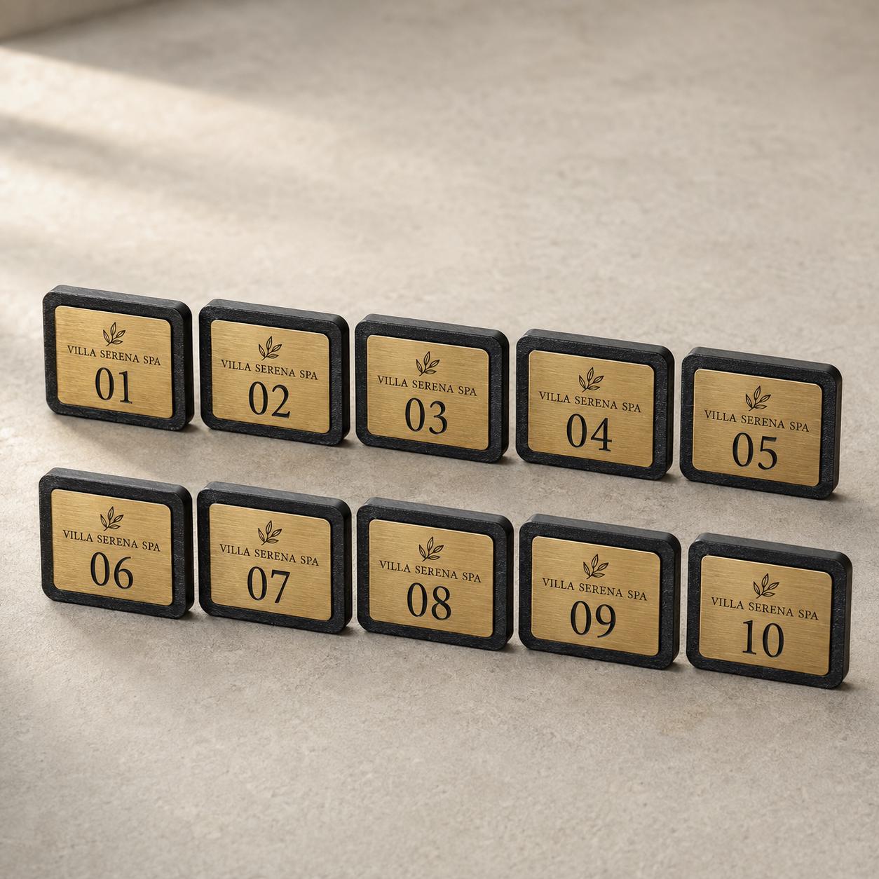 Set da 10 Targhette Numerate per Armadietti Personalizzate | Cornici PLA e Rowmark per Spa e Hotel