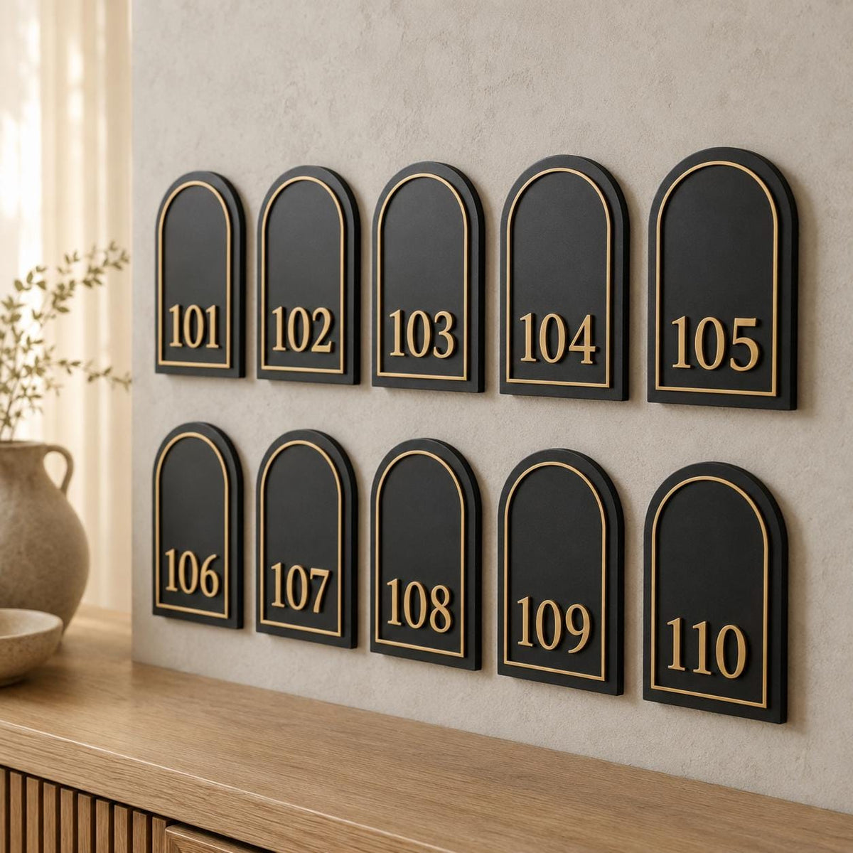 Set da 10 Targhe Numero Camera Personalizzate | Plexiglas Nero Satinato e Numeri 3D in PLA per Hotel e B&B