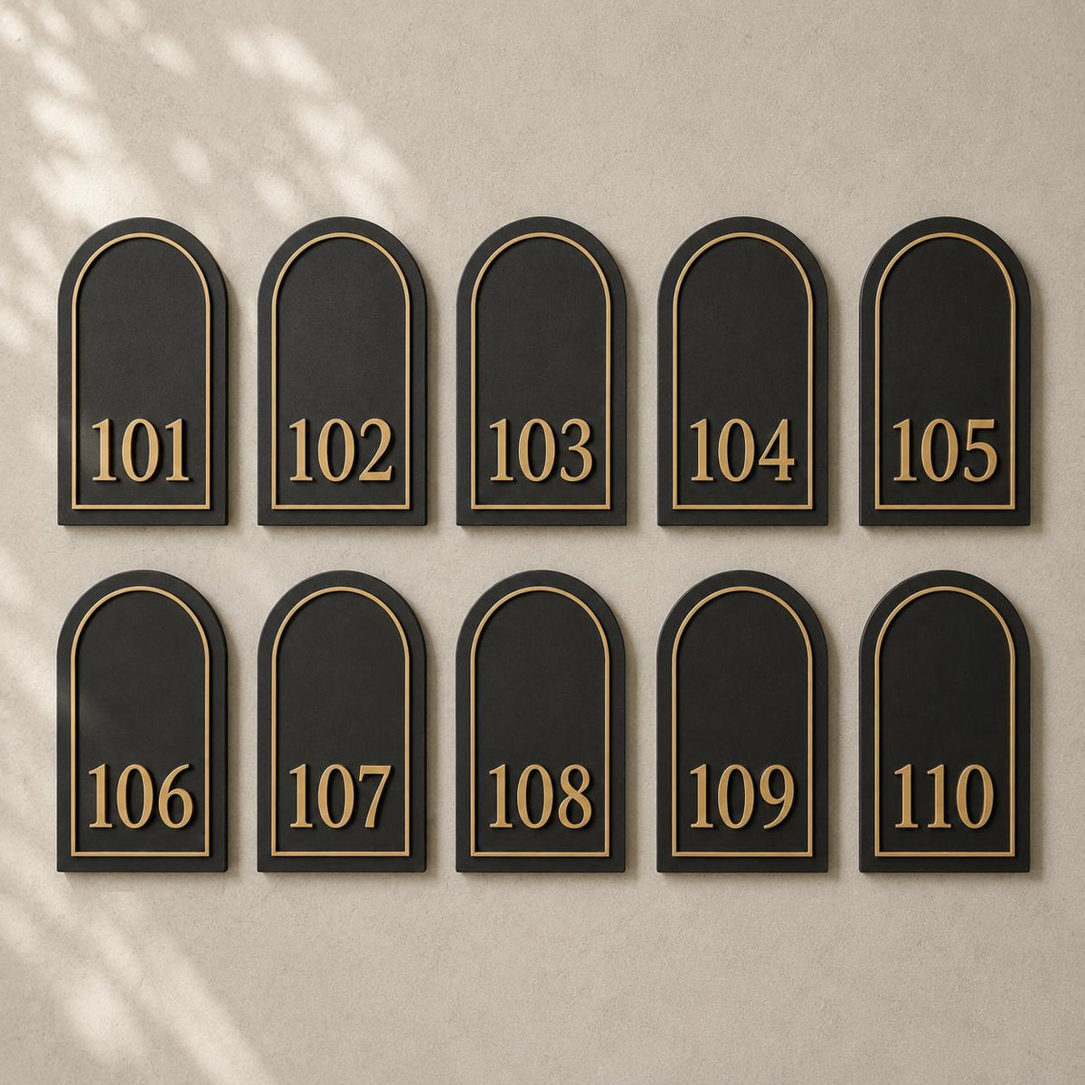 Set da 10 Targhe Numero Camera Personalizzate | Plexiglas Nero Satinato e Numeri 3D in PLA per Hotel e B&B