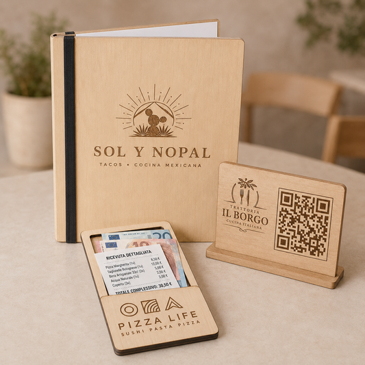 Copertina illustrativa set ristorante in legno chiaro con portamenu ad elastico, QR code e portaconto
