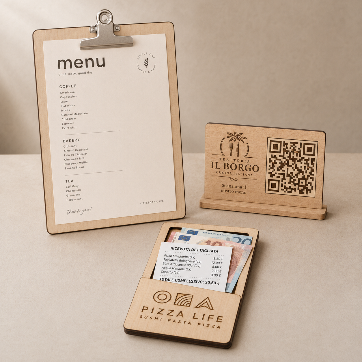 Copertina illustrativa set ristorante in legno chiaro con portamenu A4 a molletta, supporto QR Code e portaconto