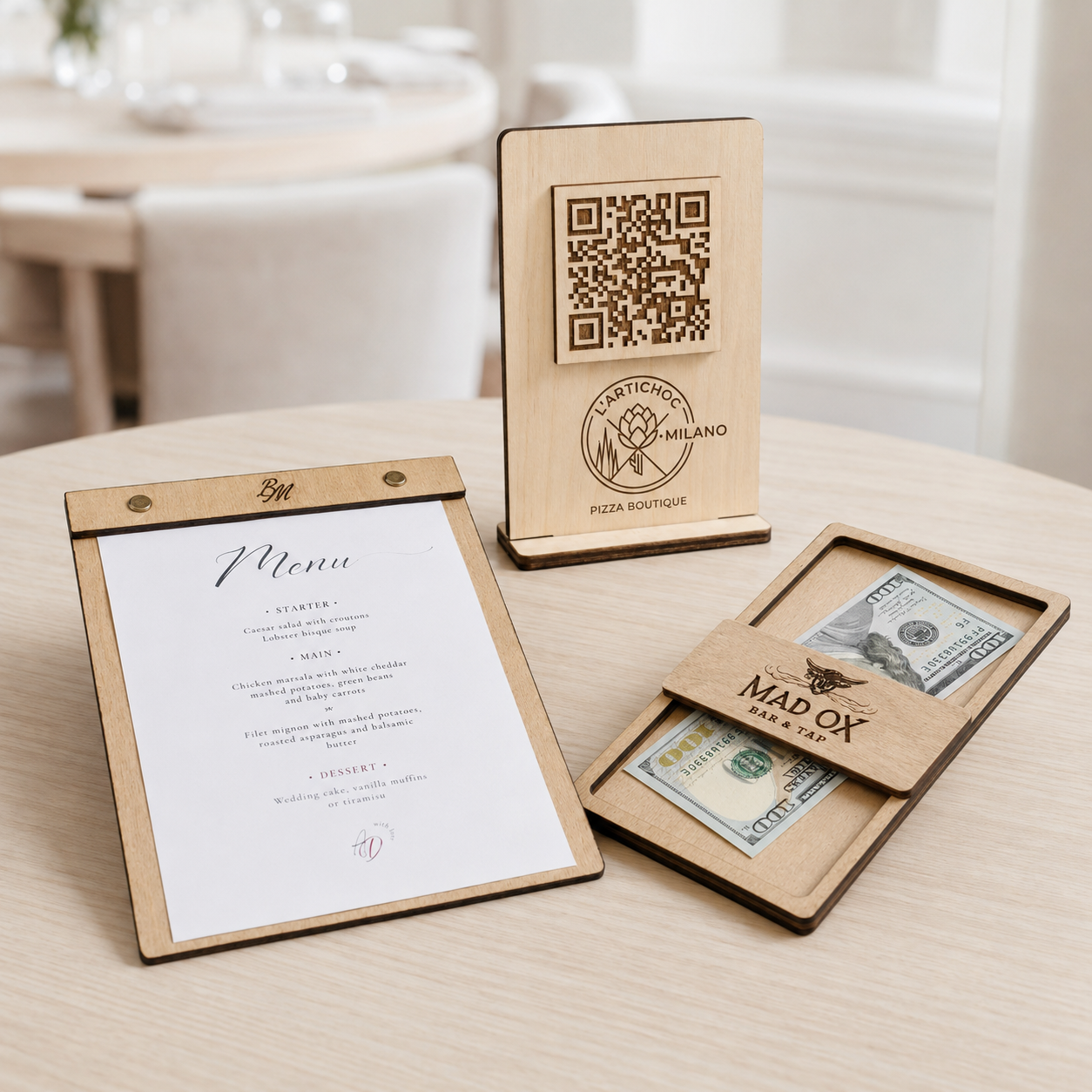 Set coordinato per ristorante in legno chiaro con portamenu, porta QR code e portaconto personalizzati