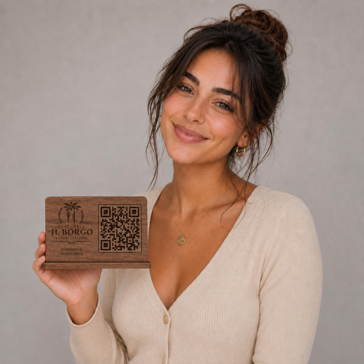 Supporto QR Code illustrativo effetto noce con basetta e incisione laser